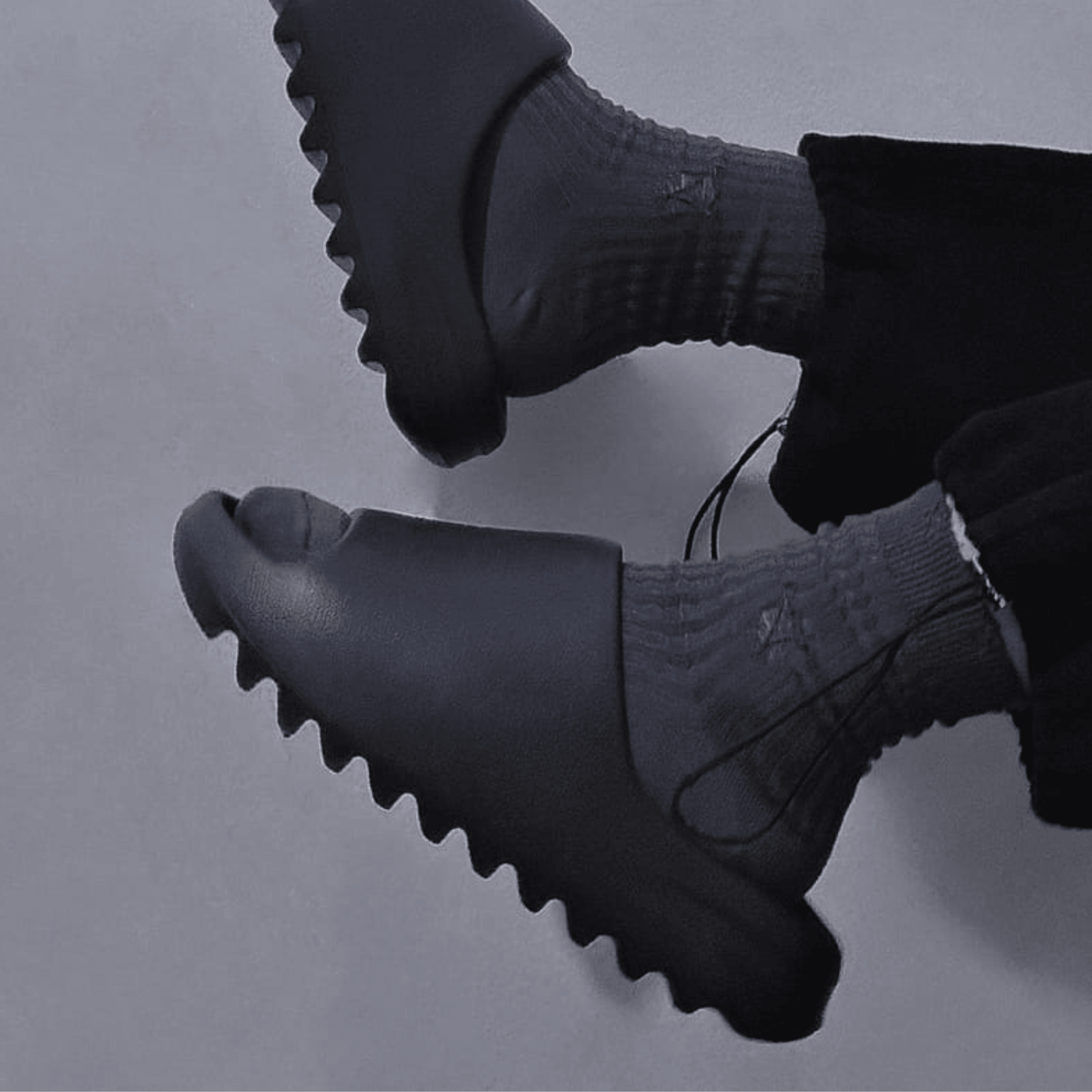 ad*s Y**zy slide dark onyx
