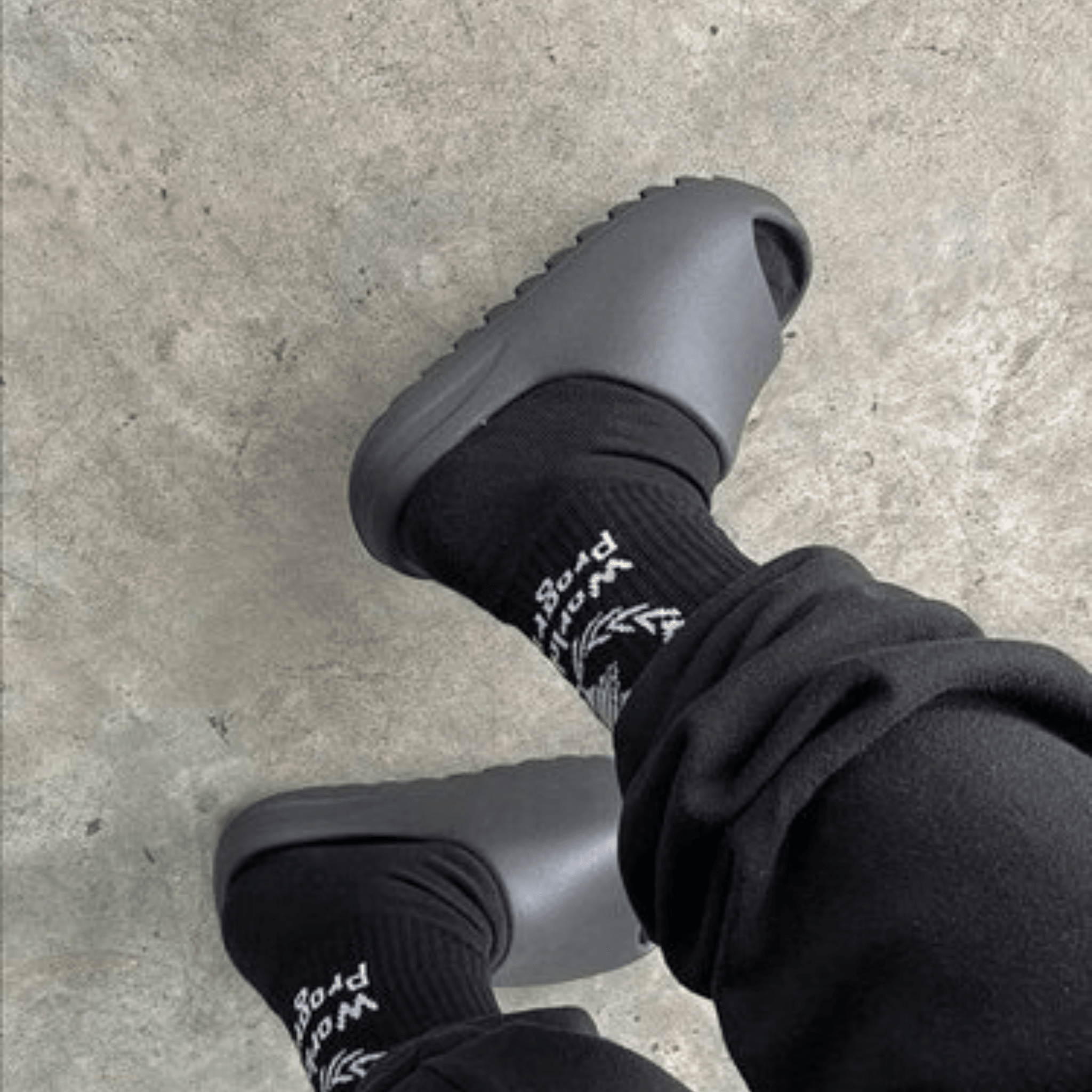 ad*s Y**zy slide dark onyx