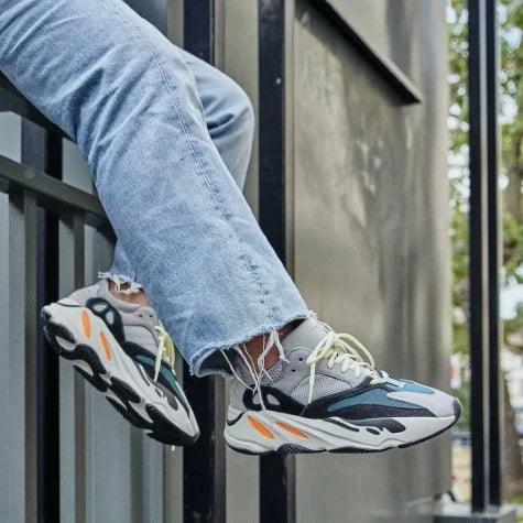 Y**zy boost 700 v1 