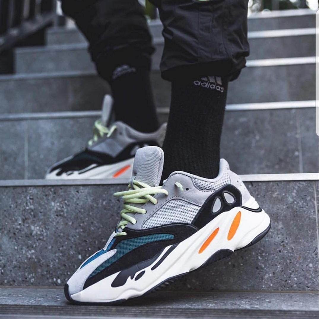 Y**zy boost 700 v1 