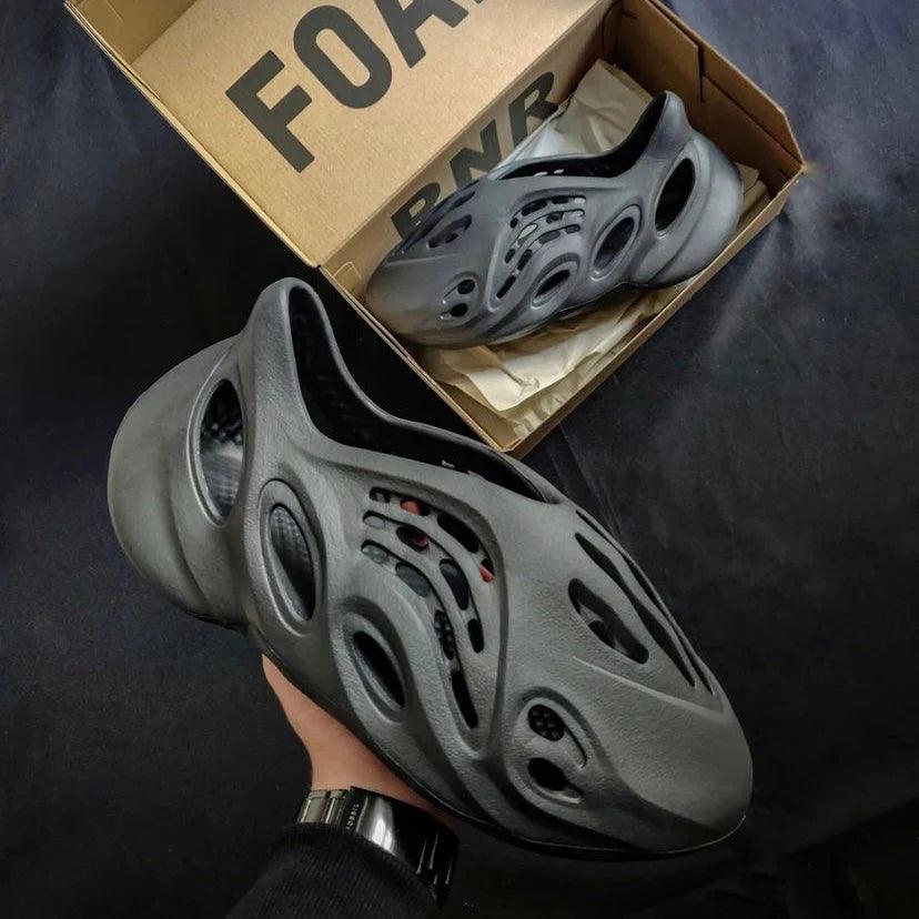 Y**zy foam rnr onyx