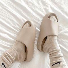 Y**zy slide 