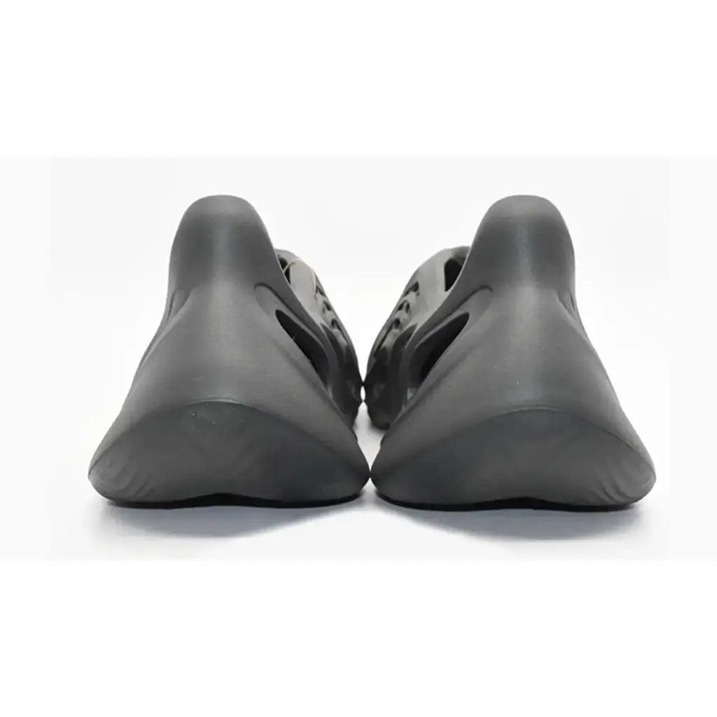 ad*s Y**zy foam rnr carbon