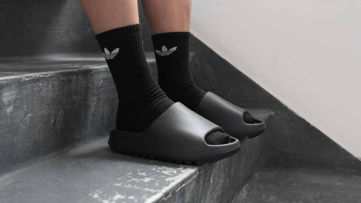 ad*s Y**zy slide slate grey