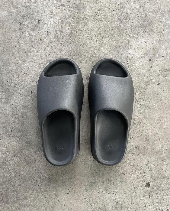 Y**zy slide onyx