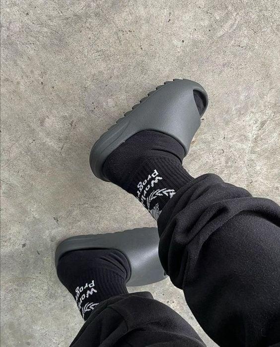 Y**zy slide onyx
